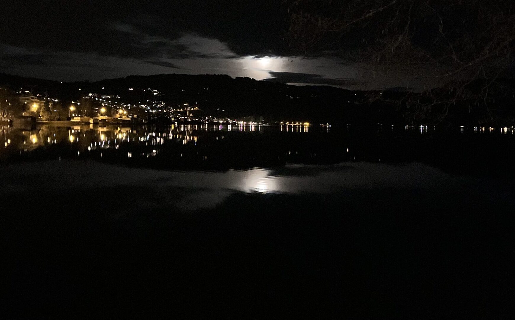 Luna del lago scaled e1678399476972